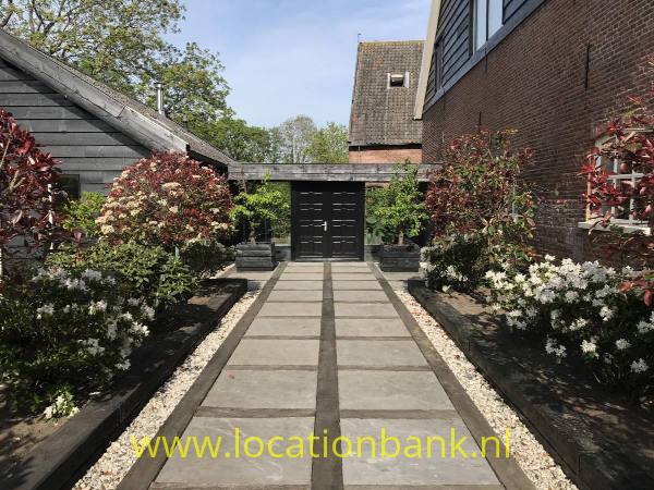 filmlocatie villa en Woonboerderij aan het water met ruime woonkamer en keuken met kookeiland en 5 slaapkamers met visgraat vloer