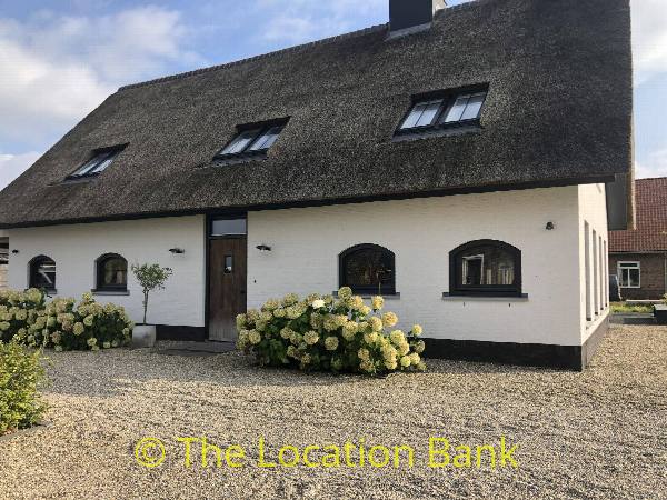 filmlocatie Woonboerderij aan het water met serre, leisteen vloer, en houten balken en mencave