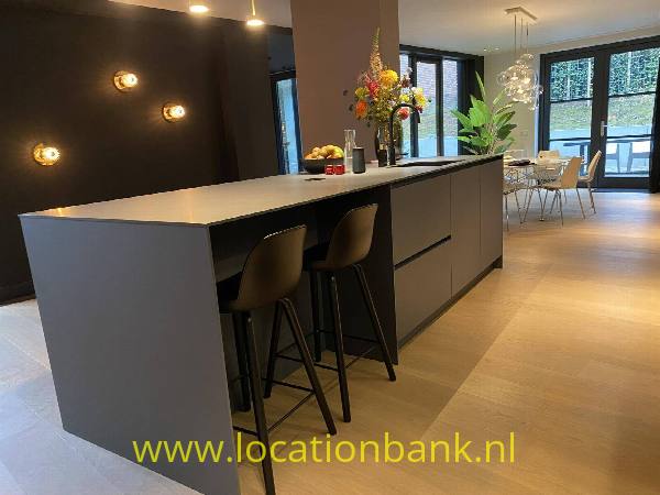 filmlocatie Kerkwoning vormalige kerk woning villa appartement strak appartement met prachtige trap