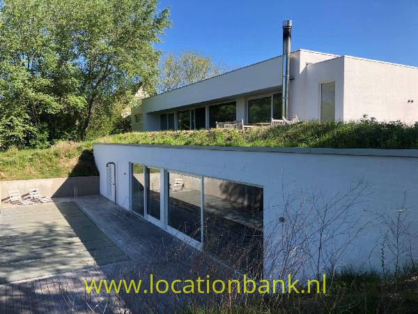 filmlocatie Villa aan de kust in de duinen witte villa België met privé zwembad moderne villa