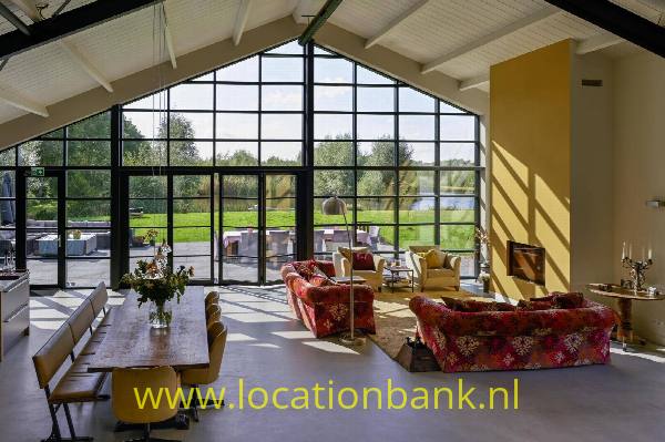 filmlocatie Villa en Huis met glazen wand aan het water vergaderlocatie met ruime keuken