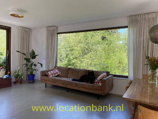 filmlocatie ruim huis amsterdam Noord met betonnen vloeren en Patio en bijzondere trap