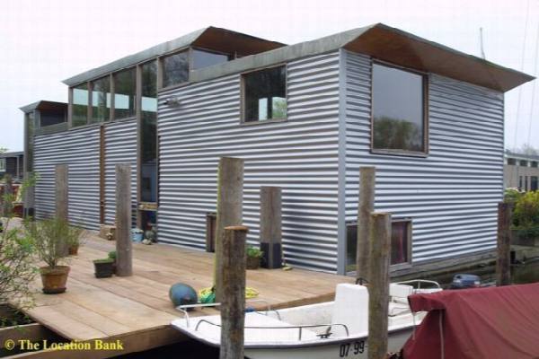 filmlocatie Moderne High Tech woonboot watervilla