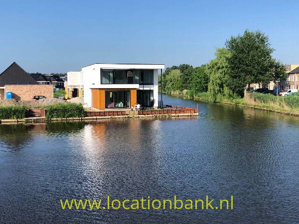 filmlocatie Vrijstaande moderne villa aan het water.