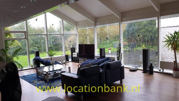 filmlocatie vrijstaande villa in rustige buurt met een bos voor en terras en tuin achter