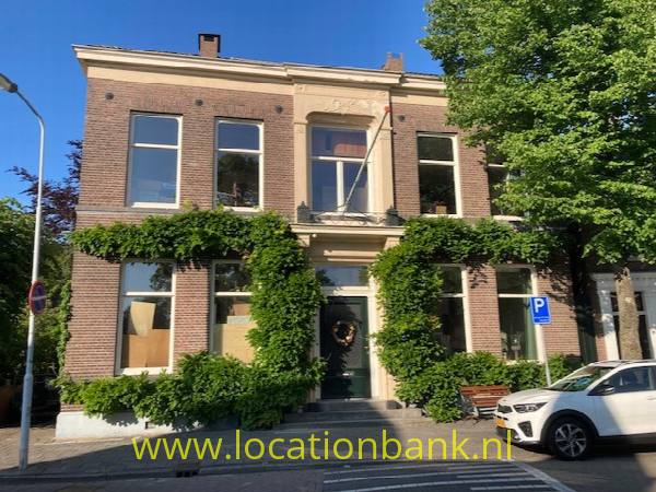 filmlocatie bakstenen monumentaal herenhuis uit 1800.  aan de rivier