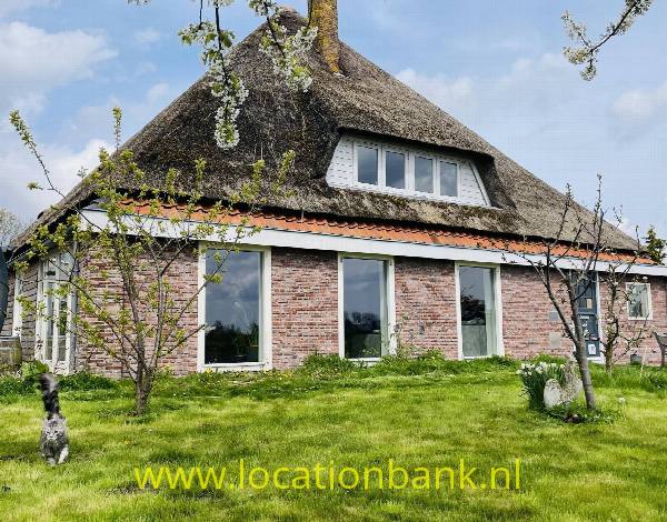 filmlocatie woonboerderij Landelijk gelegen 
stolp boerderij in het midden van weiland/agrarisch land.