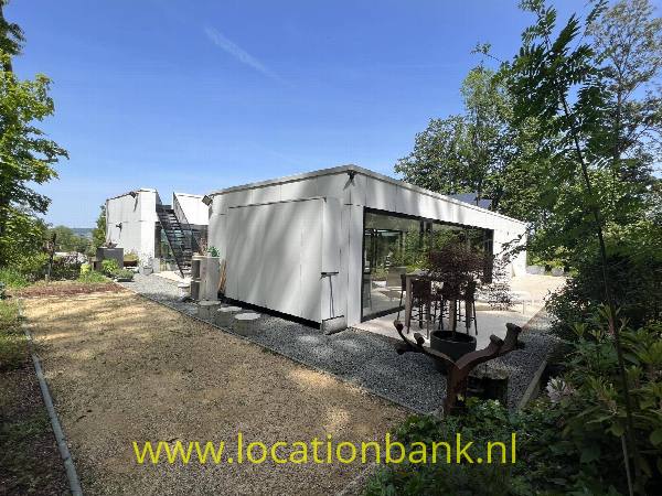 filmlocatie Villa Moderne bungalow gelegen in bosgebied met binnenzwembad en mancave ingericht als oud cafe