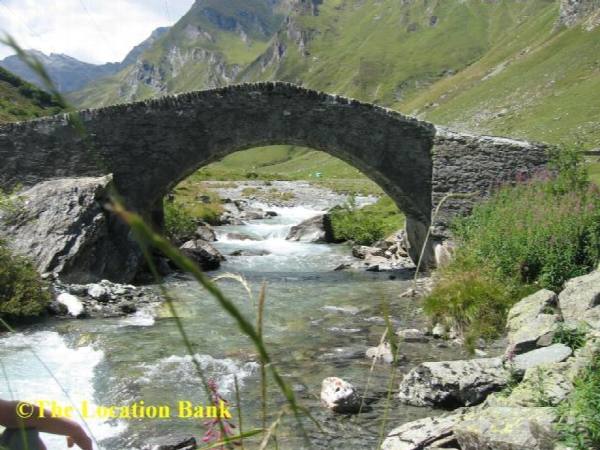 filmlocatie Historische romeinse voetgangers brug in Zwitserland