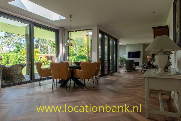 filmlocatie Villa met parketvloer tuin en oprit
