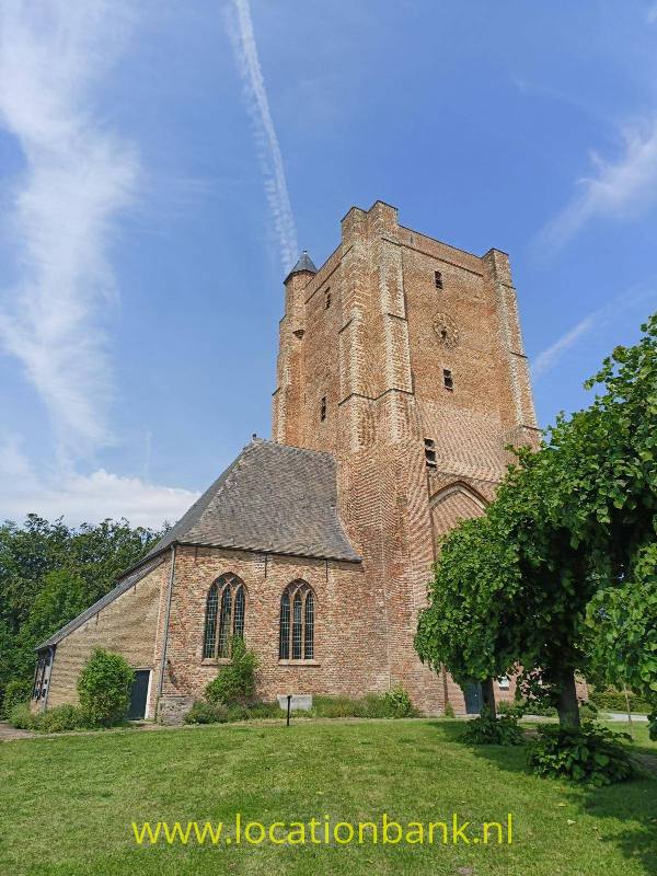 filmlocatie Middeleeuwse toren met aangebouwde kerk met kerkzaal en pastorie. Ruimte tuin aan de voorzijde.