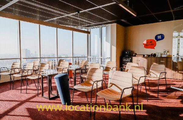 filmlocatie Kantoor vergaderlocatie met Rotterdamse skyline