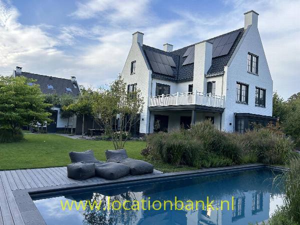 filmlocatie Grote witte villa, met grote tuin, zwembad en poolhouse nabij de Noordwijkse Duinen