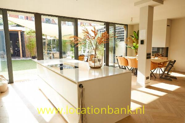 filmlocatie Woning appartement jaren 30 huis met kookeiland en tuin