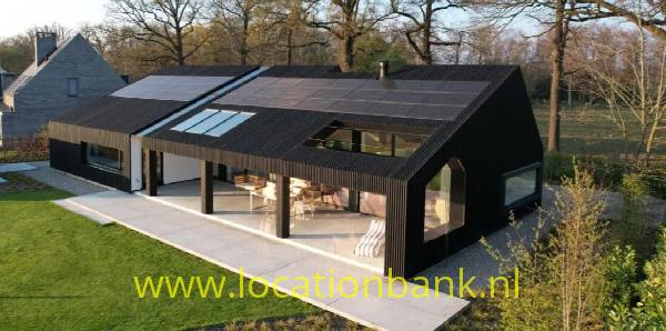 filmlocatie Villa zwarte houten duurzame woning landschappelijke omgeving