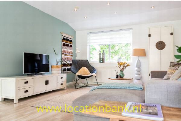 filmlocatie Zonnig en sfeervol appartement aan het Gaasperpark van 120 m2 met drie slaapkamers, een werkkamer, een badkamer, een washok, een woonkamer met keuken, een balkon en een wc.