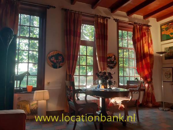 filmlocatie Landgoed met zeventiger jaren zwembad en mooie villa en boshut en bos landelijk met zaal en expositie ruimte