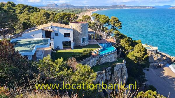 filmlocatie Villa Spaanse villa aan zee met infinity pool