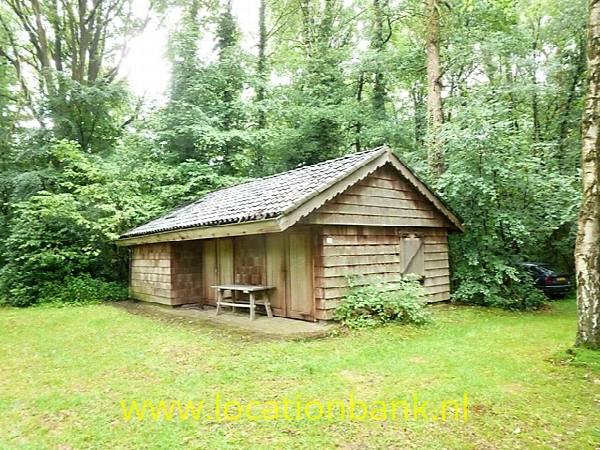 filmlocatie Het huisje ligt in een prachtig bos. Er is een vijver bij. privé bos en weide