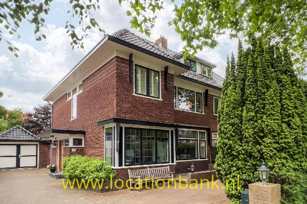 filmlocatie Villa twee onder een kap 30-er jaren woning met garage