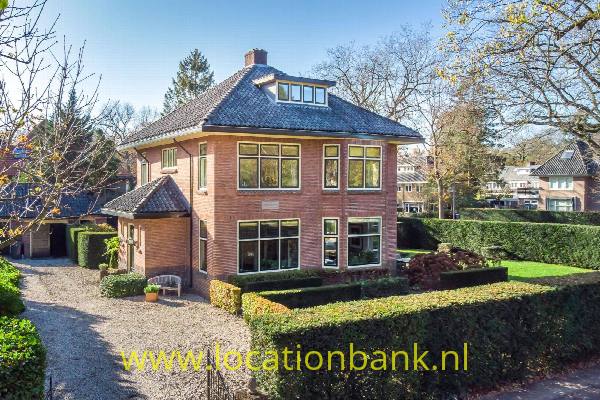 filmlocatie Villa Klassieke Villa bakstenen villa met mooie trap en parketvloer bij het bos