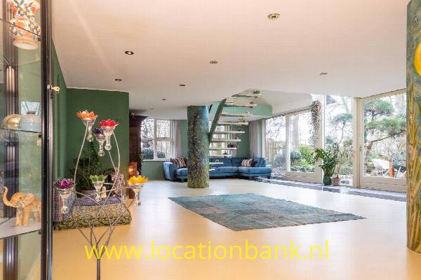 filmlocatie Villa Stolpboerderij met rieten dak zwembad en japanse tuin en prive bar