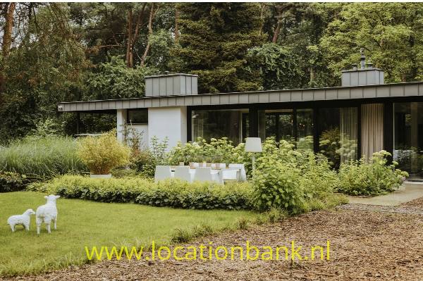 filmlocatie Moderne sfeervolle bungalow aan het water met 3.5 hectare eigen bos