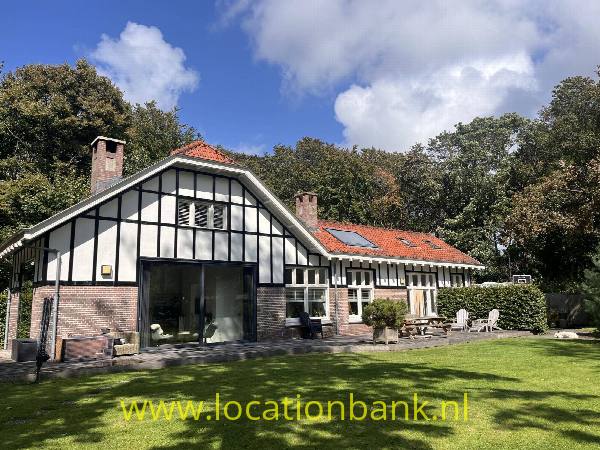filmlocatie Villa Vrijstaande Monumentale woning met zwembad en ruime tuin, gelegen in natuurgebied (bos) met eigen oprijlaan en parkeergelegenheid. 
(Geen buren). 

Losstaande Vakantiewoning met eigen badkamer en keuken getoond op foto’s is gelegen tegenover de woning.