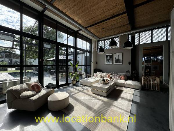 filmlocatie Villa Moderne villa met zwembad en diepe tuin