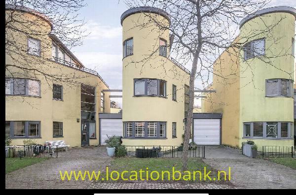 filmlocatie Huis Vinex woning met rondingen oprit en garage