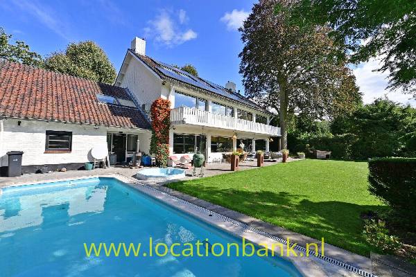 filmlocatie Klassieke Villa en Landhuis met oprijlaan Zwembad Jacuzzi dubbele garage en 7 slaapkamers pooltafel sauna stoombad