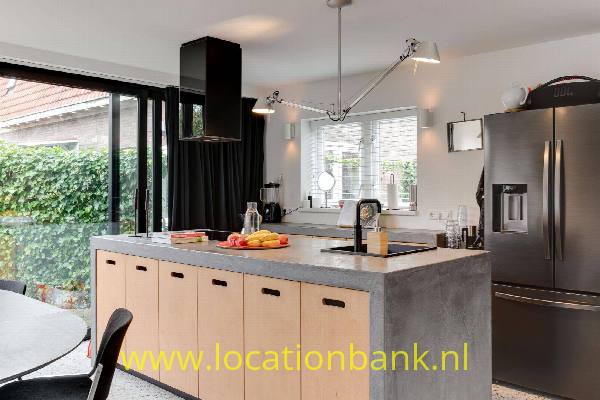 filmlocatie Hoekhuis met kookeiland en oprit