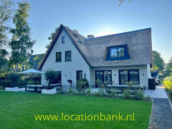 filmlocatie Villa Ruime villa met 3 badkamers royale woonkamer met leefkeuken en kookeiland. Overkapping met haard en jacuzzi