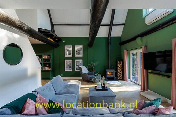 filmlocatie Huis met veel houten balken en groene woonkamer en tuin