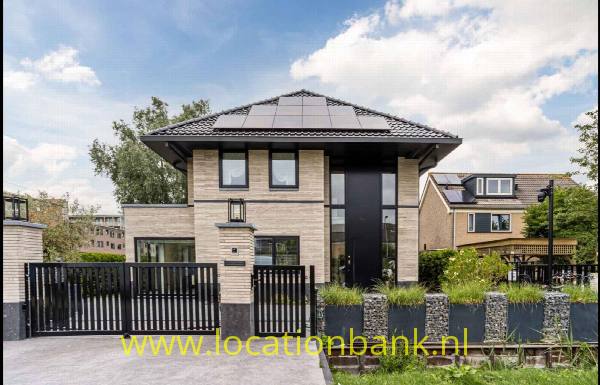 filmlocatie Villa, Moderne Villa met zonnepanelen en privé zwembad in Amsterdam. deze film villa is momenteel onbewoond. Beschikt over 7 slaapkamers een privé zwembad en een fitnessruimte. Deze Filmlocatie is beschikbaar voor langere tijd