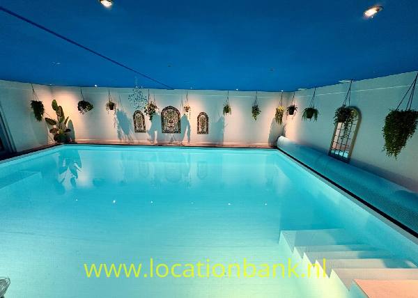 filmlocatie Sauna Binnen zwembad wellness center spa met slaapkamers en ruime woonkamer