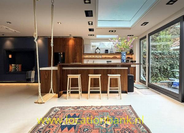 filmlocatie Luxe villa met enorme keuken met luxe materialen massief notenhout natuursteen. Ruim opgezet dus geschikt als Filmlocatie