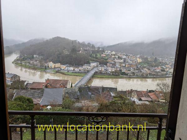 filmlocatie Ardens huis in Frankrijk op heuvel met prachtig zicht op de Maas en het stadje gelegen tegen het bos. Open ruimte rond het huis en grote parking. Heel groen vanaf de lente.