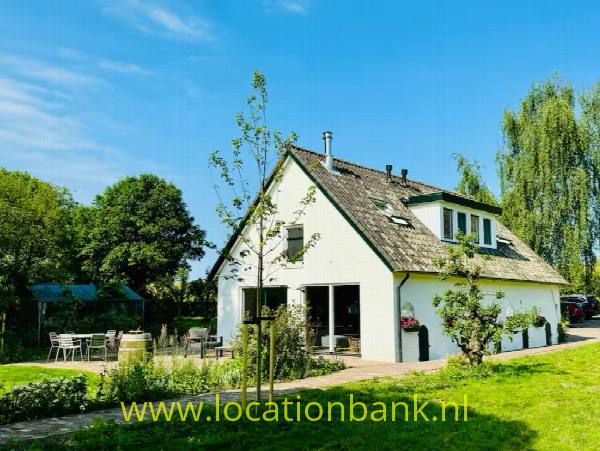 filmlocatie Woning landelijk vrijstaande woning aan de dijk omgebouwde stal bij uiterwaarden en appel boomgaarden