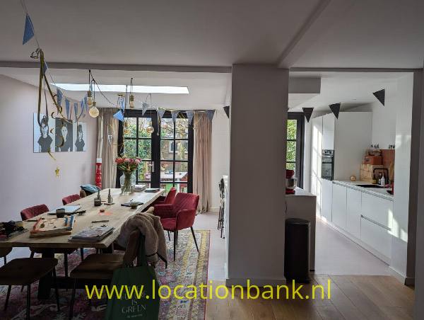 filmlocatie Ruime, lichte gezinswoning met open keuken en ruime eettafel. Speelhoek en woonkamer. Alles in één ruimte.