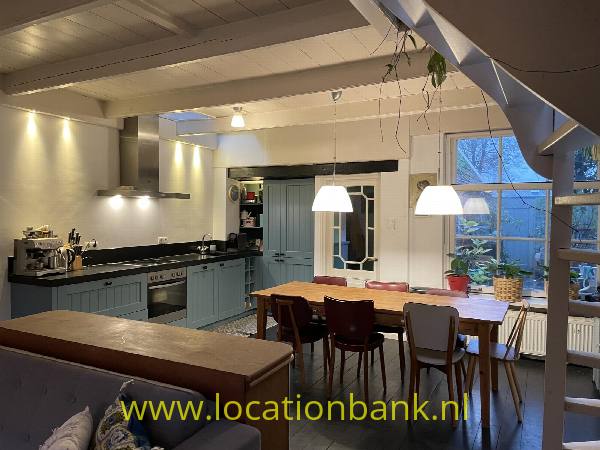 filmlocatie retro vintage huisje met houten interieur aan de gracht