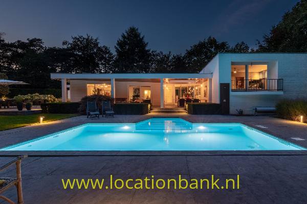 filmlocatie Luxe villa met zwembad en sauna en grote tuin in het bos met oprijlaan