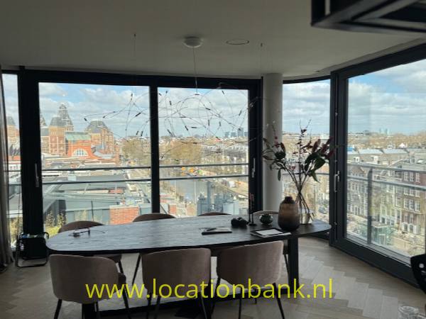 filmlocatie modern ruim appartement op 6e verdieping met uitzicht op Rijksmuseum. Zeer licht (overal ramen). Het wordt niet vast bewoond