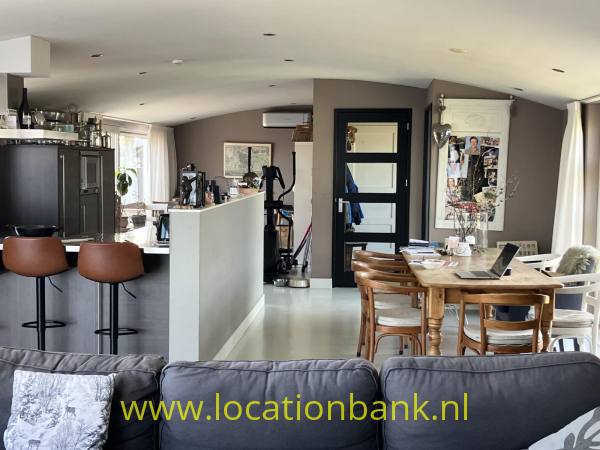 filmlocatie woonark of watervilla gelegen op een unieke locatie aan de Loosdrechtse Plassen met vrij uitzicht en privacy.