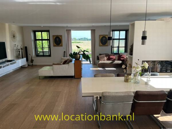 filmlocatie woning Grote woonkamer, veel licht, tuin en uitkijken op weiland.
