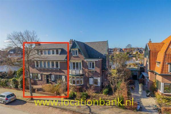 filmlocatie familiehuis aan het water in een voorstedelijke omgeving, dicht bij de natuur.