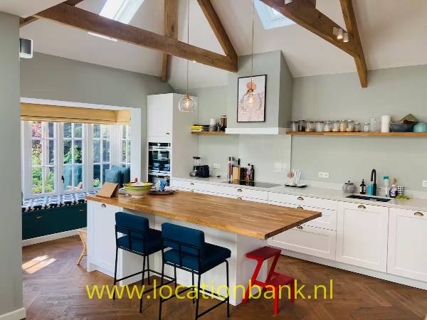 filmlocatie Jaren '30 huis gerenoveerd met tuinligging op het zuiden en lichte keuken / eetgedeelte en erker.