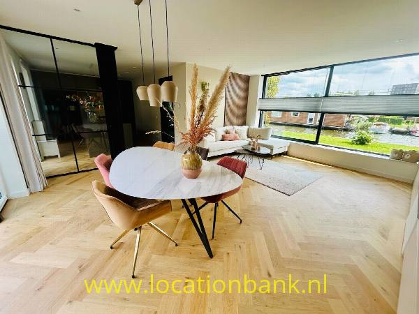 filmlocatie Luxer appartement met visgraat vloer aan het water huis aan het water woning