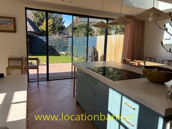 filmlocatie Villa huis woning met veel daglicht kleurrijk met kookeiland en eetkeuken