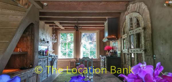 filmlocatie Woonboerderij Villa met eclectische oosterse invloeden veel rondingen en open haard en buiten badkuip